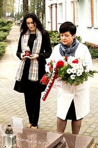 Poseł na Sejm RP Joanna Borowiak złożyła kwiaty na grobie wybitnego artysty Stanisława Zagajewskiego