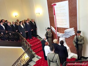 Odsłonięcie tablicy ku czci ofiar katastrofy smoleńskiej w Kancelarii Prezesa Rady Ministrów