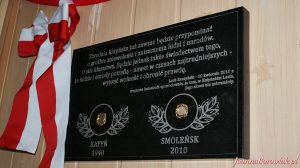 Odsłonięcie pamiątkowej tablicy z ziemią z Katynia i Smoleńska w Warząchewce Polskiej