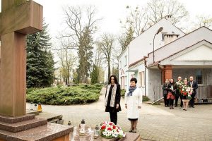 Poseł na Sejm RP Joanna Borowiak złożyła kwiaty na grobie wybitnego artysty Stanisława Zagajewskiego