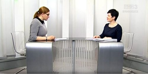 Poseł Joanna Borowiak rozmawia z redaktor Grażyną Rakowicz o polityce senioralnej rządu w programie "Rozmowa dnia" w Telewizji Polskiej