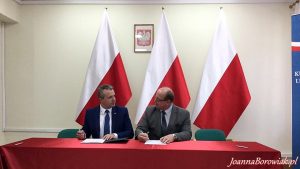 Wojewoda Kujawsko-Pomorski Mikołaj Bogdanowicz podpisał z beneficjentami kolejne umowy na dofinansowanie inwestycji w ramach programu rozwoju gminnej i powiatowej infrastruktury drogowej na lata 2016-2019