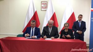Wojewoda Kujawsko-Pomorski Mikołaj Bogdanowicz podpisał z beneficjentami kolejne umowy na dofinansowanie inwestycji w ramach programu rozwoju gminnej i powiatowej infrastruktury drogowej na lata 2016-2019