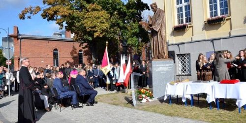 Uroczyste odsłonięcie pomnika ks. Jana Długosza w Zespole Szkół Katolickich we Włocławku