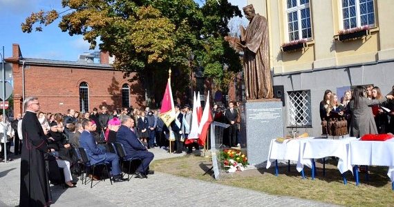 Uroczyste odsłonięcie pomnika ks. Jana Długosza w Zespole Szkół Katolickich we Włocławku