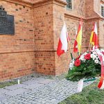 We Włocławku upamiętniono ofiary katastrofy składając kwiaty i zapalając znicze pod Tablicą Smoleńską