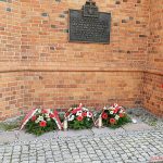 We Włocławku upamiętniono ofiary katastrofy składając kwiaty i zapalając znicze pod Tablicą Smoleńską