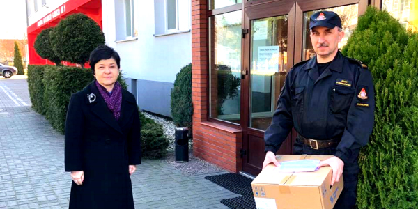 Poseł Joanna Borowiak przekazała 600 maseczek dla Służb ratunkowych we Włocławku