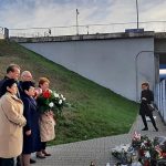 Posłowie z Sejmowej Stałej Podkomisji ds. kształcenia zawodowego złożyli kwiaty pod tablicą upamiętniającą męczeństwo bł. ks. Jerzego Popiełuszki