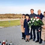 Posłowie z Sejmowej Stałej Podkomisji ds. kształcenia zawodowego złożyli kwiaty pod tablicą upamiętniającą męczeństwo bł. ks. Jerzego Popiełuszki