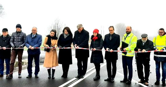 Uroczystość otwarcia drogi powiatowej w Łówkowicach wyremontowanej z RFIL
