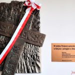 W Szkole Podstawowej w Siniarzewie odsłonięto pamiątkową tablicę upamiętniającą ofiary zbrodni w Katyniu i pod Smoleńskiem